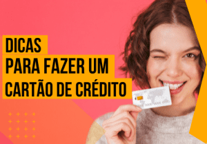 mulher mordendo cartão com dicas