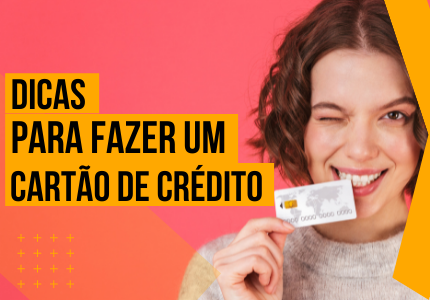 mulher mordendo cartão com dicas