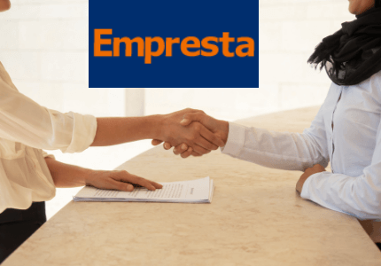 Duas pessoas dando as mãos fechando o contrato de um empréstimo na Empresta Bem Melhor. Acima a logomarca desta empresa de crédito.