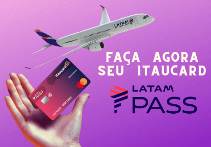 Faça agora o seu itaucard latam pass. Mão segurando cartão, e avião ao fundo.