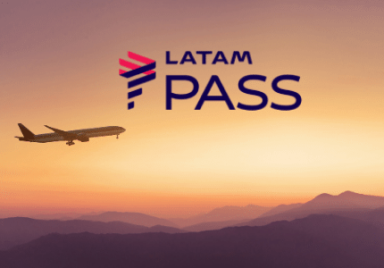 Avião voando no por do sol em uma paisagem com montanhas. Acima logomarca do programa de fidelidade Latam pass.