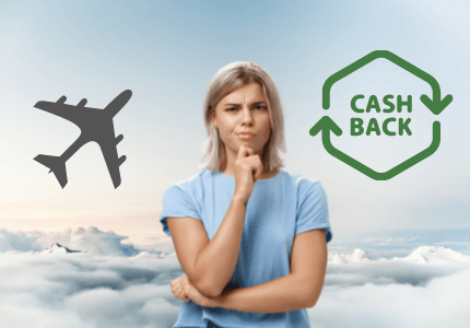 Mulher com dúvida em um cenário de céu com nuvens. Figura de um avião cinza do lado esquerdo e figura de cashback do lado direito.