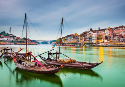 Como viajar para Portugal, imagem ilustrativa com barcos no cais