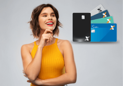 Mulher de blusa amarela com o braço esquerdo apoiando o braço direito que leva a mão ao queixo. Ela está sorrindo e admirando os cartões de crédito sem anuidade da promoção Super Maio com Cartões Caixa.