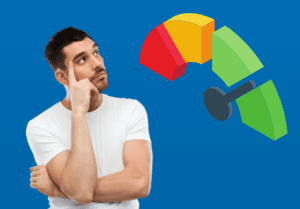 Homem de camisa branca com os braços cruzados e uma mão no rosto representado dúvida sobre o score de crédito que está representando em forma de desenho bem no rumo de onde ele está olhando.