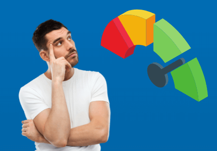 Homem de camisa branca com os braços cruzados e uma mão no rosto representado dúvida sobre o score de crédito que está representando em forma de desenho bem no rumo de onde ele está olhando.