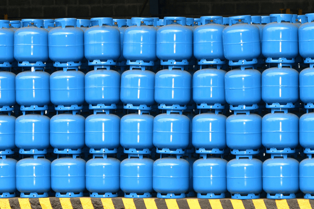 Vários vasilhames de gás empilhados