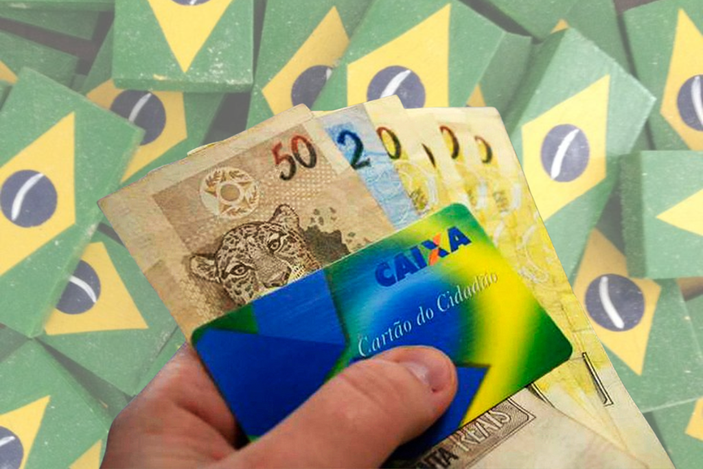 Pessoa segurando cartão cidadão e notas de cem e cinquenta reais retiradas do Abono Salarial, com bandeiras brasileiras ao fundo.