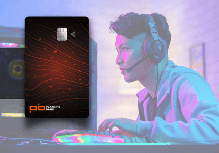 Um adolescente gamer com um headphone jogando no computador. Em destaque ao lado esquerdo temos o cartão Player´s Bank, aprenda a fazer o seu.