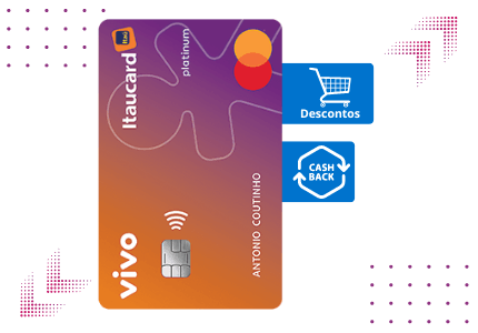 Cartão de crédito Itaucard Vivo Cashback Platinum com suas características de desconto e cashback em etiquetas coladas no cartão.