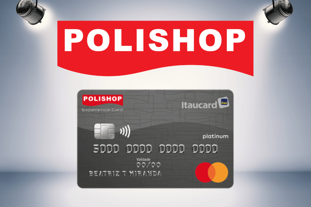 Cartão de crédito Itaucard Polishop Platinum sendo apresentado em um palco iluminado com a logomarca da rede acima.