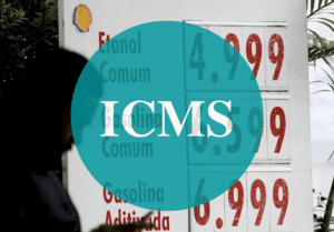 Preço da gasolina ao fundo e ICMS escrito na frente