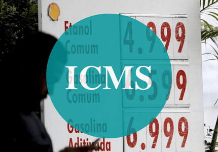 Preço da gasolina ao fundo e ICMS escrito na frente