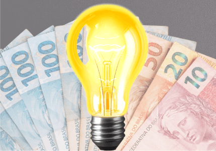 Lâmpada acesa e ao fundo notas de cem, cinquenta, vinte e dez reais.