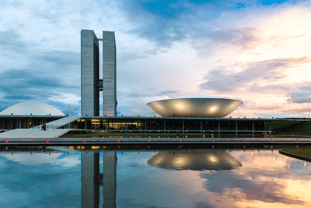 Palácio do planalto com o céu ao fundo