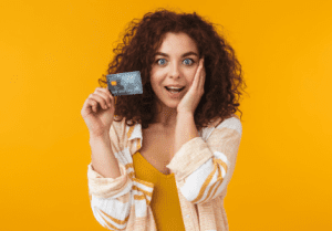 mulher em fundo amarelo segurando cartão pre-pago, fimaster.com.br