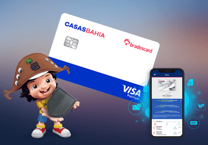 Mascote Casas Bahia segurando um escudo e acima o cartão Bradescard Visa Platinum e ao lado um celular com o aplicativo das Casas Bahia na tela.