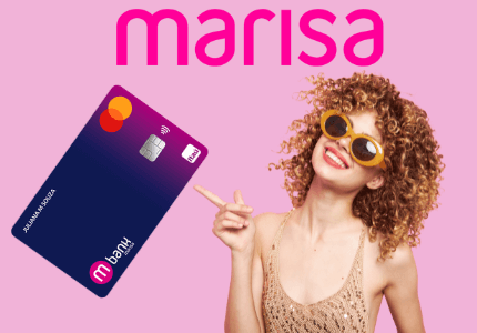 Mulher fashion sorrindo e apontando para o Cartão de crédito Itaucard MBank da Marisa e a logo da rede acima.