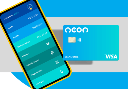 Celular com aplicativo da conta digital gratuita Neon aberto na tela. Ao lado o cartão de crédito sem anuidade do Neon.