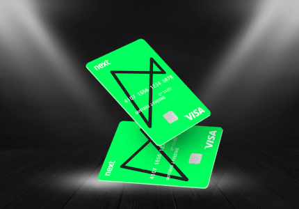Cartão de crédito sem anuidade Next sendo apresentado em um palco iluminado.