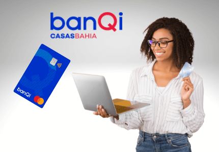 Mulher segurando o laptop com uma mão e com a outra o cartão de crédito pré-pago BanQi das Casas Bahia. Ao lado esquerdo o cartão BanQi em tamanho ampliado e acima a logomarca da conta digital gratuita BanQi.