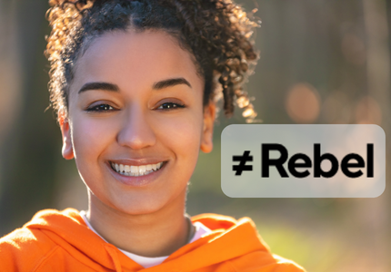 Mulher sorrindo e ao lado a logomarca do Empréstimo para quitar dívidas da Rebel.