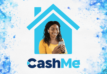 Mulher solicitando um empréstimo CashMe pelo celular, com logo da empresa em baixo e desenho de uma casa azul ao fundo.