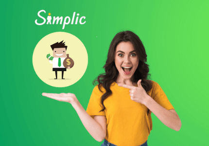 Mulher feliz apontando para um desenho de um homem com dinheiro na mão, com a logo da Simplic em cima.