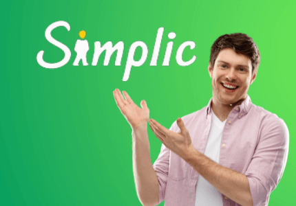 Homem demonstrando com as mãos a logo da Simplic.