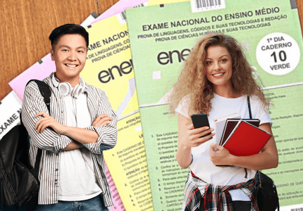 Dois estudantes a frente de cadernos do enem.