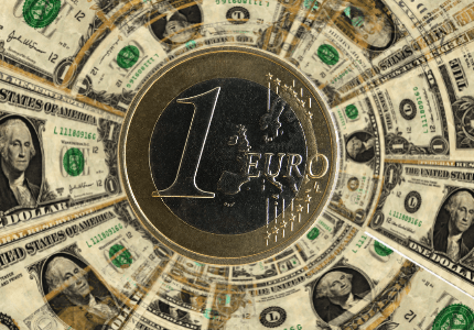Vórtice de notas de dólar com uma moeda de euro ao centro.