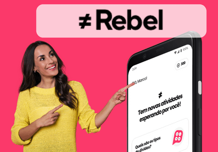 Mulher feliz apontando para a tela de um celular que está com o Rebel App aberto para solicitar o empréstimo Rebel.