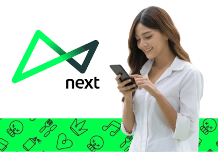 Mulher pedindo empréstimos Next, pelo celular, com logo do Next ao lado e uma faixa contendo coroas, caveiras, notas musicais e talheres ao fundo.