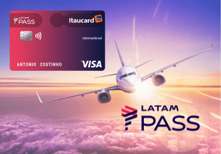 Avião vindo em frente, abaixo as nuvens em um lindo por do sol. Ao lado do cartão o cartão de crédito Itaucard Latam Pass Internacional e a logo do programa Latam Pass abaixo.