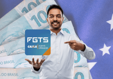 Homem apontando para logo do aplicativo do FGTS, com notas de 100 reais e parte da bandeira brasileira ao fundo.