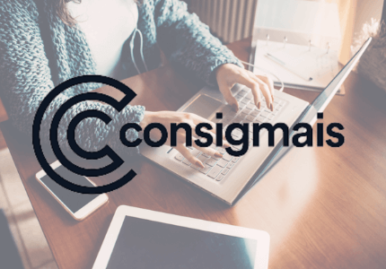 Logo do site Consigmais, pelo qual o saque do FGTS será feiro, com mulher usando celular e computador ao fundo.