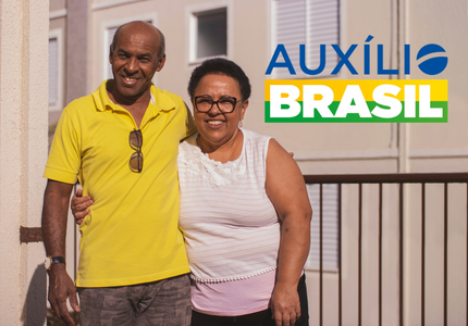 Casal de brasileiros felizes com o empréstimo consignado do Auxílio Brasil.