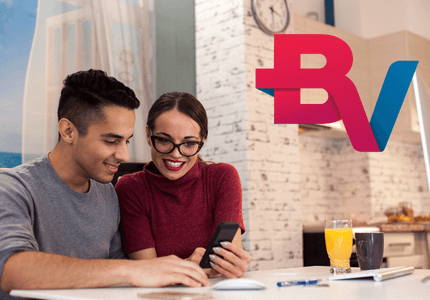 Casal feliz por conseguir um empréstimo pela BV Financeira, com símbolo da BV ao lado.