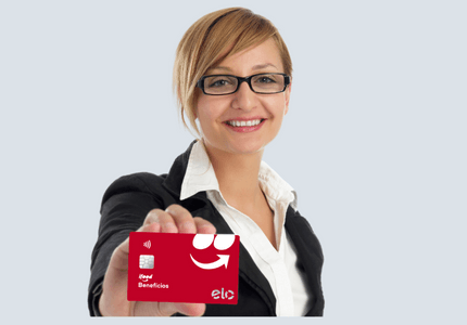 Empresária sorrindo e mostrando o cartão iFood Benefícios.