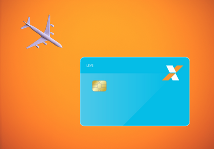 Cartão de crédito Caixa Leve, com um mini avião acima em um fundo alaranjado.