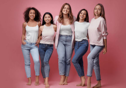 Mulheres sorrindo abraçadas de lado, representando o Universo M da Marisa.