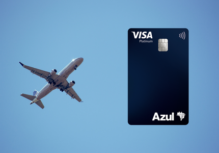 Cartão Azul Patinum ao lado de um avião, simbolizando as milhas aéreas.
