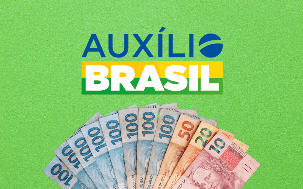 Notas de cem, cinquenta, vinte e dez reais, com logo do Auxílio Brasil acima.