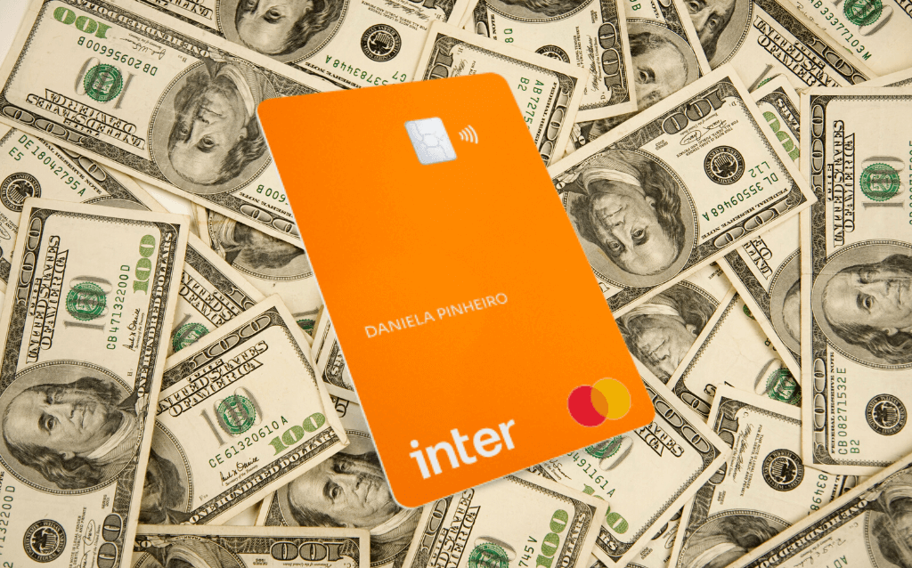 Cartão Inter com um fundo com várias notas de dólar.