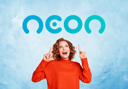 Mulher animada por ter conseguido um empréstimo pessoal Neon, apontando para a logo da Neon.