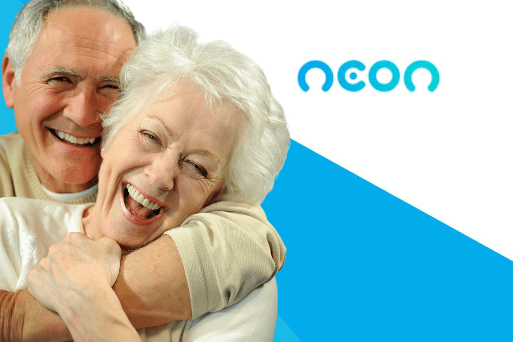 Casal de idosos alegres com o crédito consignado da Neon.