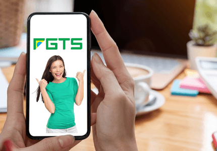 Mãos segurando uma celular onde na tela está a logo do FGTS e uma mulher comemorando o surgimento da plataforma digital, logo abaixo.