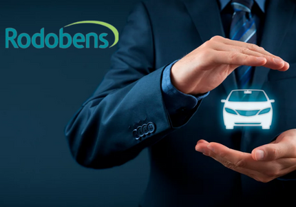 Homem segurando uma figura de um carro, representando o crédito e financiamentos Rodobens, ao lado da logo da empresa.