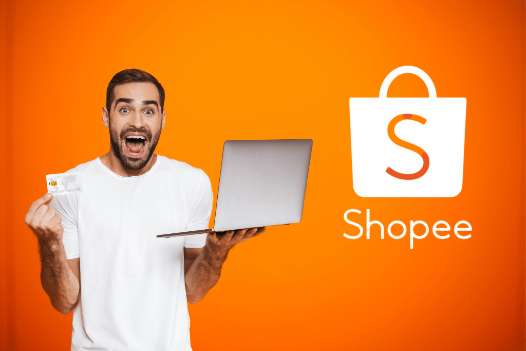 Homem animado por comprar online na Shopee, com computador e cartão de crédito em mãos, ao lado do símbolo da Shopee.