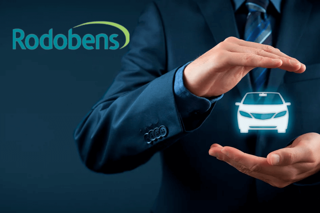 Homem segurando uma figura de um carro, representando um financiamento Rodobens, ao lado da logo da empresa.